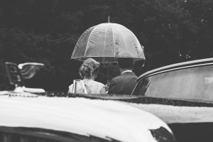 Mariés sous la pluie